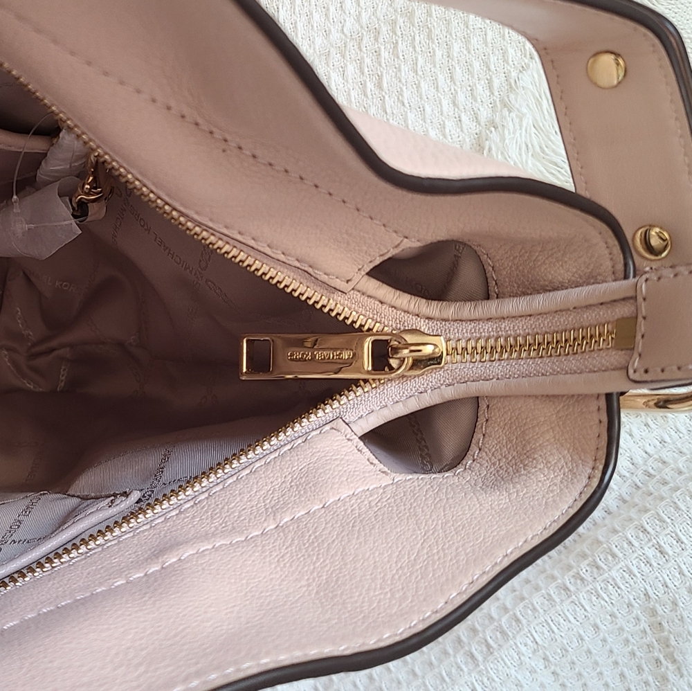 Michael Kors Evie large pebbled leather hobo shoulder bag in a soft pink - Picture 12 of 12